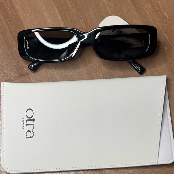 Otra Sunny Rectangular Black/Smoke Lens Sunglasses New with Case - Picture 4 of 7